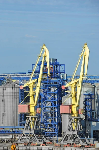 Grúa de carga y secador de grano — Foto de Stock