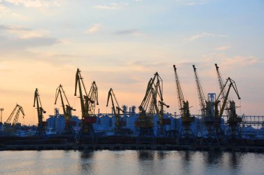 gün batımında Port kargo vinç