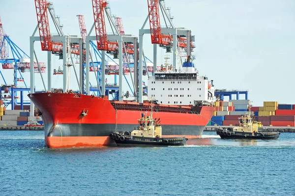 Schlepper unterstützt Massengutfrachter — Stockfoto