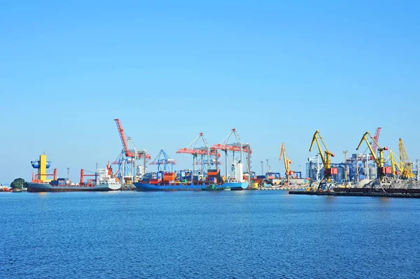 Hafenkran, Schiff und Container — Stockfoto