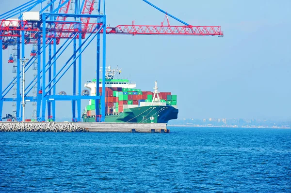 Havnefraktkran, skip og container – stockfoto