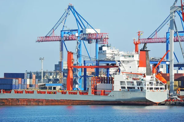 Hafenkran, Schiff und Container — Stockfoto