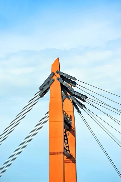 Brückenpylon und Himmel — Stockfoto