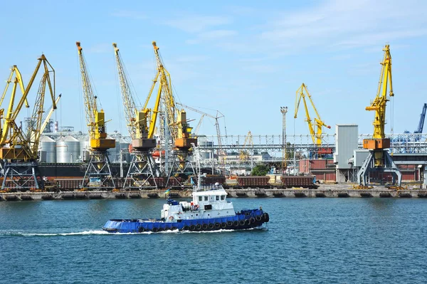 Remorqueur et grue à cargaison portuaire — Photo