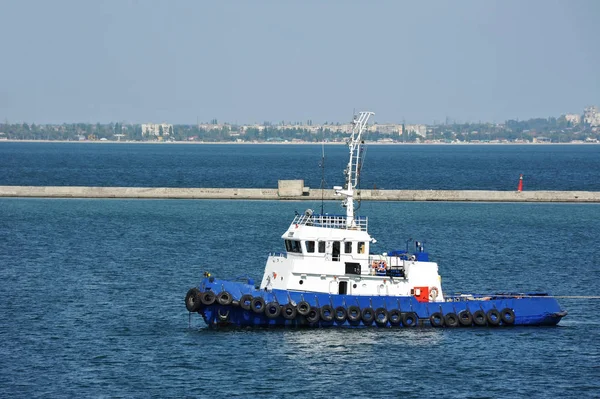 Tugboat in harbor quayside — Stock Photo, Image