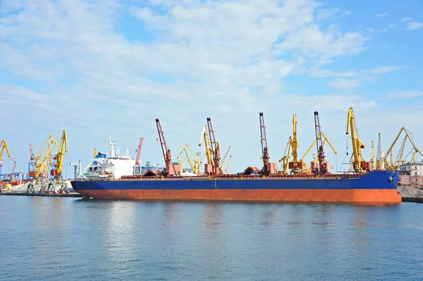 Bulk vrachtschip onder poort kraan — Stockfoto