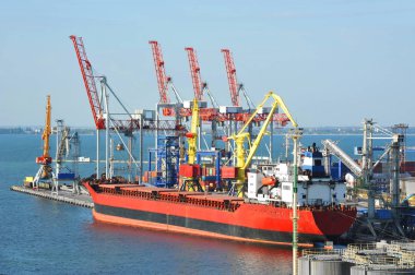toplu yük gemisi liman vinç altında