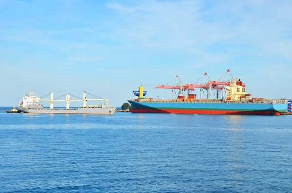 Hafenkran, Schiff und Container — Stockfoto