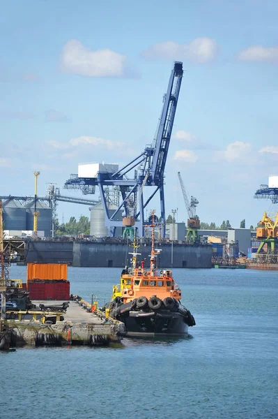 Sleepboot en poort lading kraan — Stockfoto