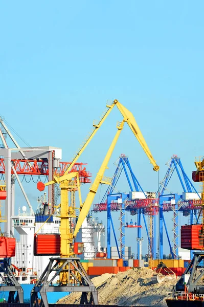 Hafenkran, Schiff und Container — Stockfoto