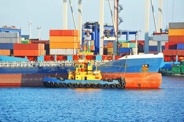 Schlepper unterstützt Containerschiff — Stockfoto