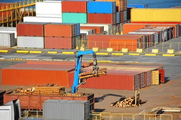 Envase, madera aserrada y tren en puerto — Foto de Stock