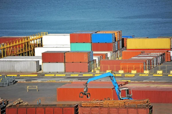 Kontejner, dřevo a vlak v přístavu — Stock fotografie