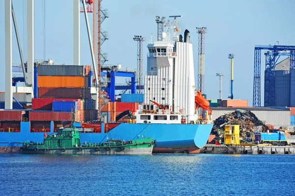 Cargo and bunker ship — Stock Photo, Image