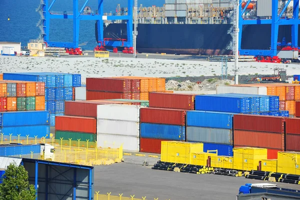 Портовый грузовой кран, корабль и контейнер — стоковое фото