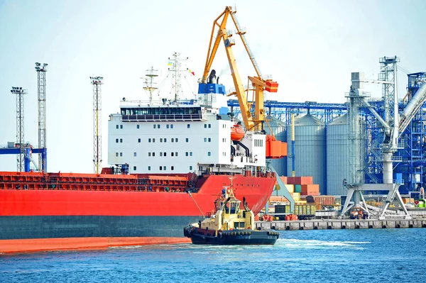 Buque remolcador que ayuda a buques de carga a granel — Foto de Stock