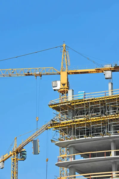 Construcción de grúas y rascacielos —  Fotos de Stock