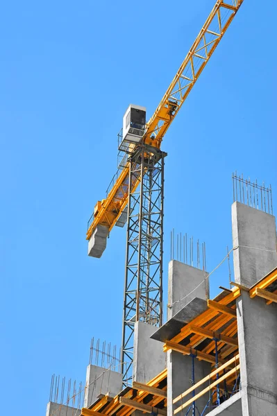 Construcción de grúas y rascacielos —  Fotos de Stock