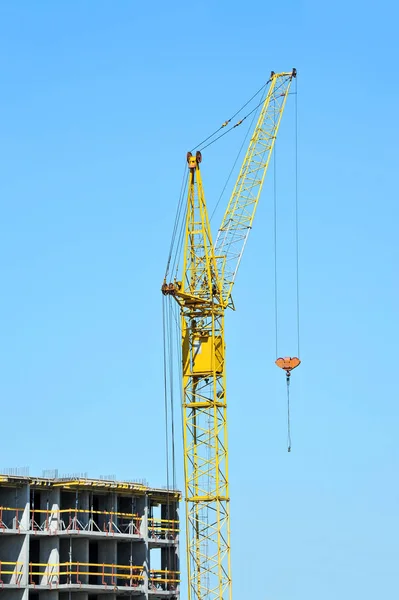 Construcción de grúas y rascacielos —  Fotos de Stock