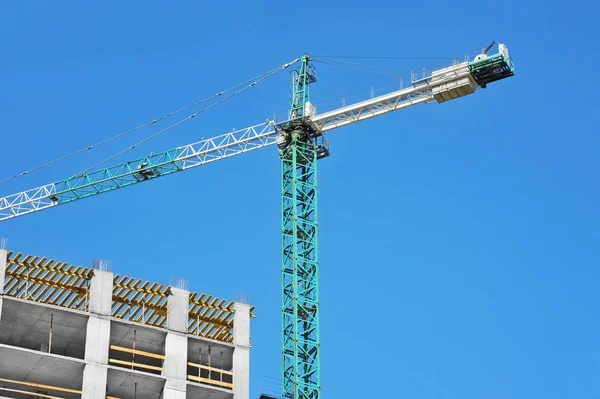 Kran und Hochhausbaustelle — Stockfoto