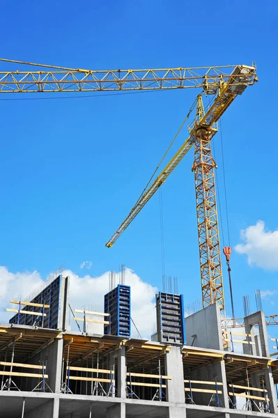 Construcción de grúas y rascacielos — Foto de Stock