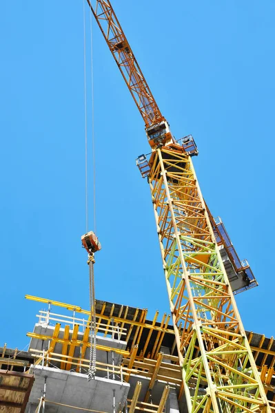 Kran und Hochhausbaustelle — Stockfoto