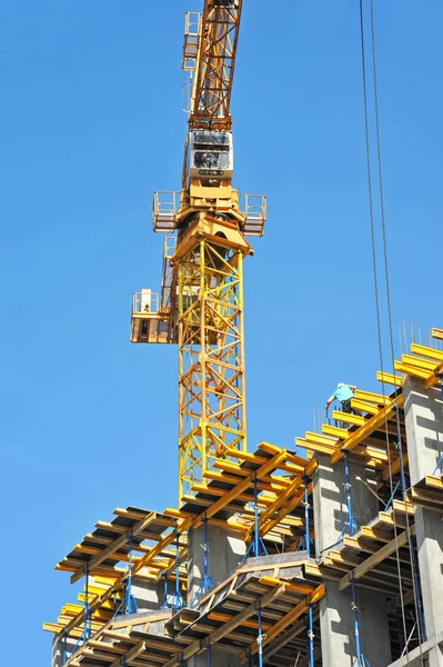 Crane and highrise construction site — Stock Photo, Image