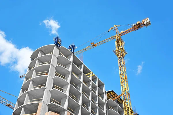 Construcción de grúas y rascacielos — Foto de Stock