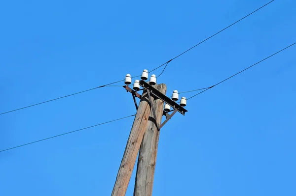 Pilón de líneas eléctricas rurales antiguas — Foto de Stock