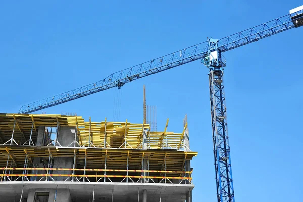 Kran und Hochhausbaustelle — Stockfoto