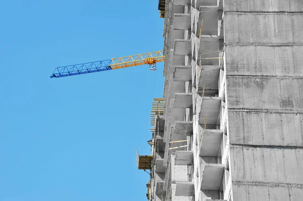 Kran und Hochhausbaustelle — Stockfoto