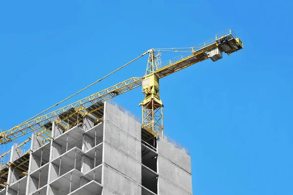 Gru e grattacielo cantiere — Foto Stock