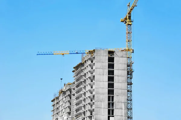 Kran und Hochhausbaustelle — Stockfoto