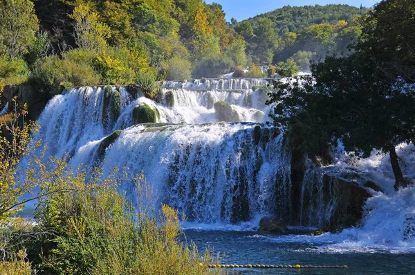 Plitvice göl kenarında güzel şelale