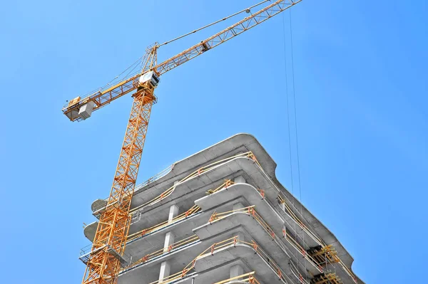 Crane and highrise construction site — Stock Photo, Image