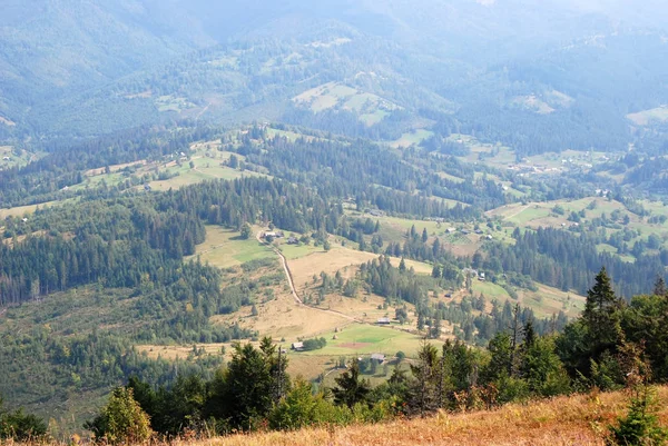 Paisaje montañoso en Cárpatos —  Fotos de Stock