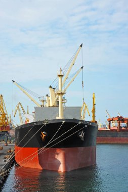 toplu yük gemisi liman vinç altında
