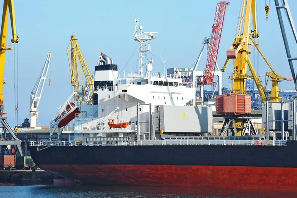 Bulk cargo ship under port crane — Stock Photo, Image