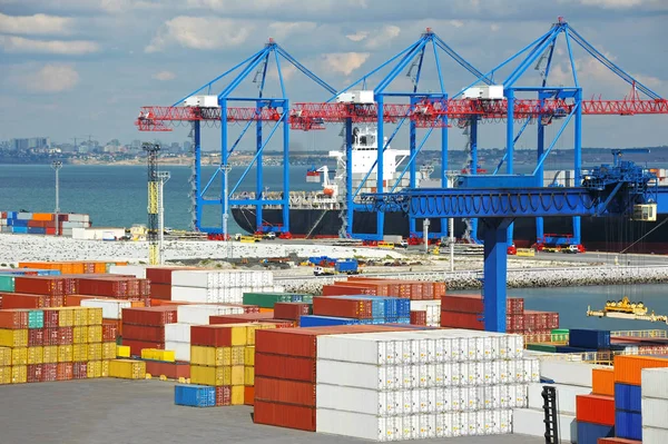 Портовый грузовой кран, корабль и контейнер — стоковое фото