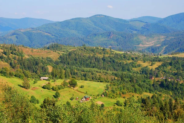 Paisagem montanhosa em Cárpatos — Fotografia de Stock