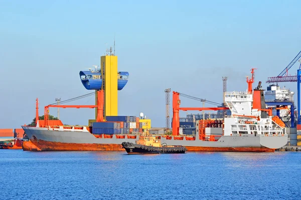 Rimorchiatore che assiste la nave da carico container — Foto Stock