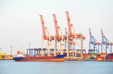 toplu yük gemisi liman vinç altında