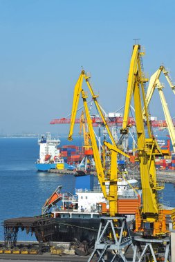 toplu yük gemisi liman vinç altında