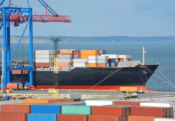 Přístav nákladní jeřáb, loď a kontejner — Stock fotografie
