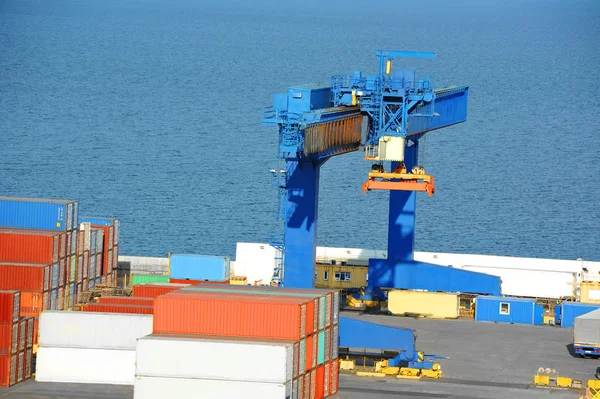 Poort lading kraan en container — Stockfoto