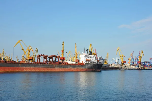 Bulk cargo ship under port crane — Stock Photo, Image