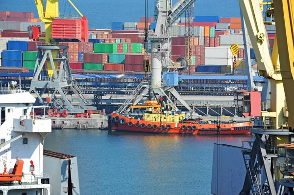 Sleepboot en poort lading kraan — Stockfoto