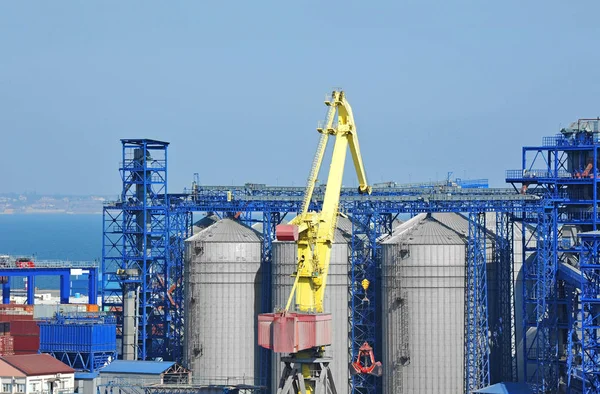 Guindaste de carga e silo de grãos — Fotografia de Stock