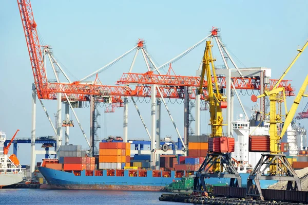 Hafenkran, Schiff und Container — Stockfoto