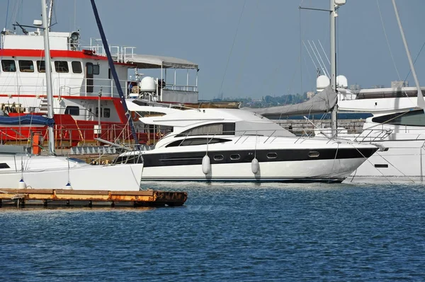 Motor yacht in jetty — Stock Photo, Image